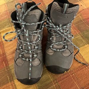 Keens waterproof hikers like new only wore a couple of times